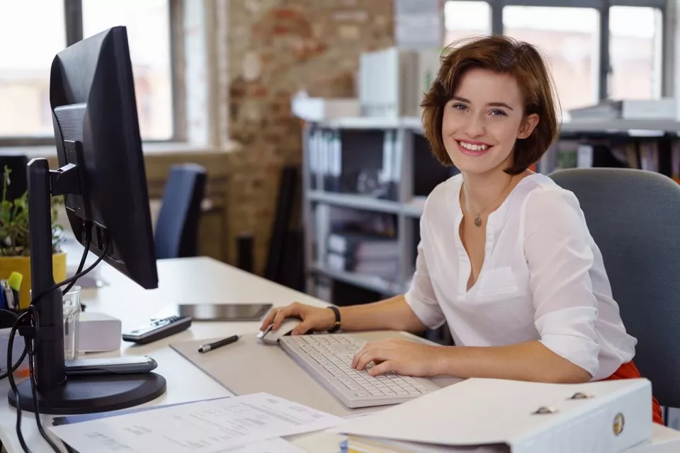 Frau am Computer im Büro Frau am Computer im Büro