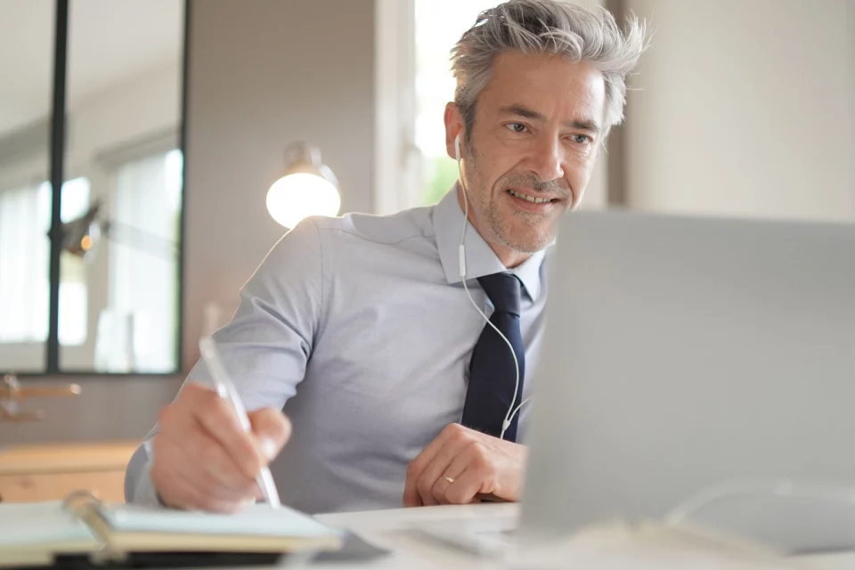 Geschäftmann am Laptop im Büro Geschäftmann am Laptop im Büro
